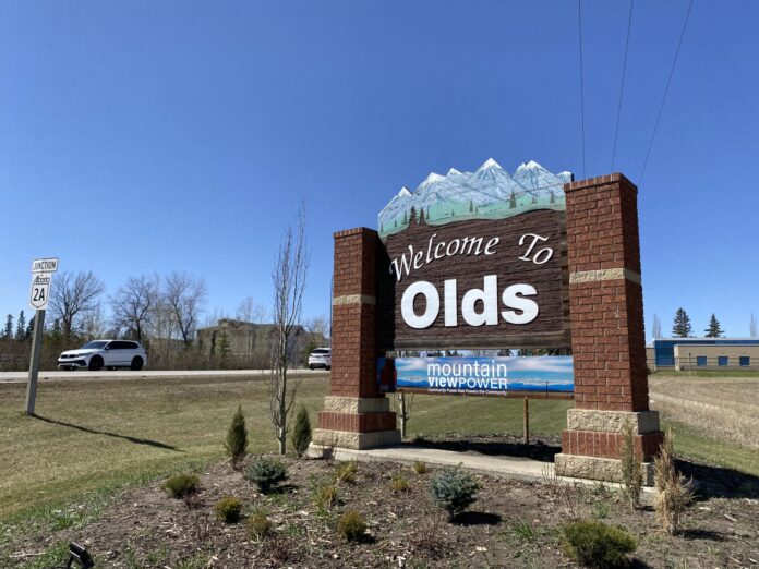 Welcome to Olds Highway sign (Ethan Montague, MyMountainviewNow staff)