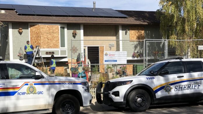 A community safety order closes a property on 42nd Street in Olds on October 7, 2025. (Galen Hartviksen, mymountainviewnow.com staff)