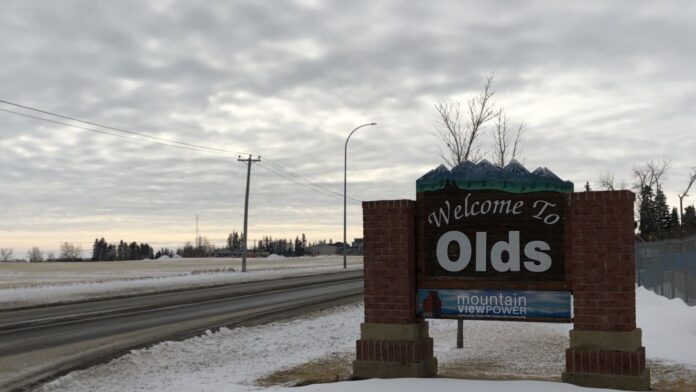 Town of Olds sign on Highway 2-A north. (Galen Hartviksen, mymountainviewnow.com staff)